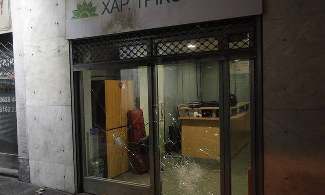 Έτσι χτύπησε ο δράστης έξω από τα γραφεία του ΠΑΣΟΚ