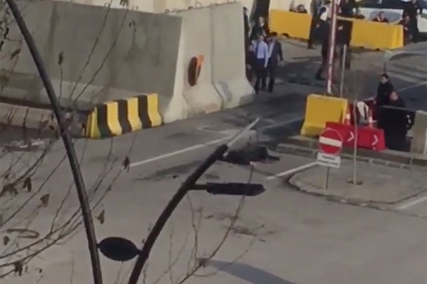 ΕΚΤΑΚΤΟ: Πυροβολισμοί στο Γκαζιαντέπ της Τουρκίας – Νεκρός βομβιστής αυτοκτονίας (βίντεο)