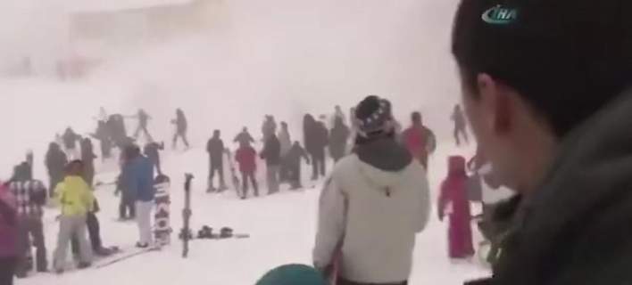 Τουρκία: Χιονοστιβάδα παρασύρει (σε ζωντανή μετάδοση) πελάτες του ξενοδοχείου του – Η αντίδρασή του; Δείτε… (βίντεο)