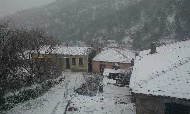 Οι βάρκες δύο ψαράδων που έσωσαν δεκάδες πρόσφυγες βούλιαξαν εξαιτίας του χιονιά στη Λέσβο