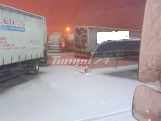 Ακινητοποιήθηκαν εκατοντάδες νταλίκες στην Πατρών – Κορίνθου (φωτό)