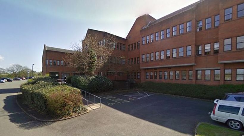 Άντρας έκοψε το λαιμό του μέσα στη δικαστική αίθουσα στην Ουαλία (φωτό)