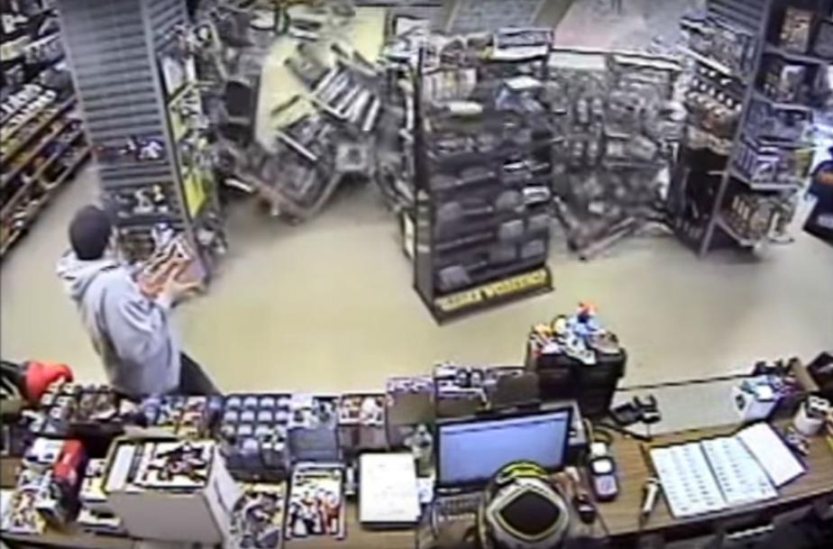 Η στιγμή της «εισβολής» ενός ΙΧ σε κατάστημα κόμικ στην Αλαμπάμα (φωτό, βίντεο)