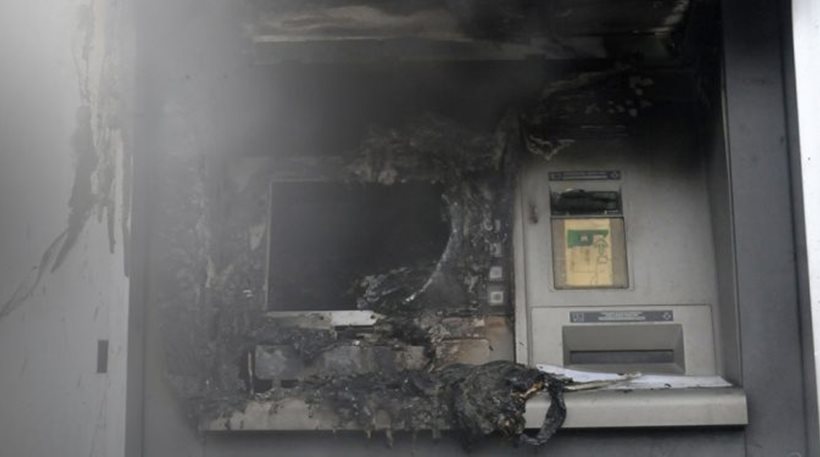 Έκαψαν δύο ΑΤΜ των Χανίων ως «απάντηση» στην φυλάκιση της Ρούπα