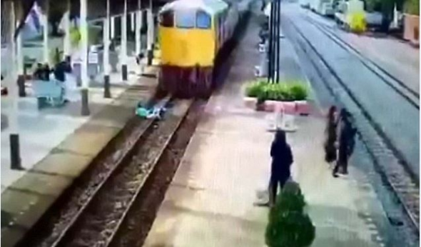 Ταϊλάνδη: Προσπάθησε να αυτοκτονήσει πηδώντας στις ράγες του τρένου (βίντεο)