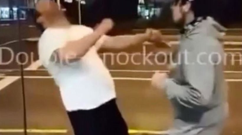 Τον… ξάπλωσε με δύο μπουνιές (βίντεο)