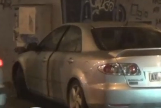 Αυτοκίνητο με πενταμελή οικογένεια «καρφώθηκε» σε κολώνα στην Πάτρα (βίντεο)