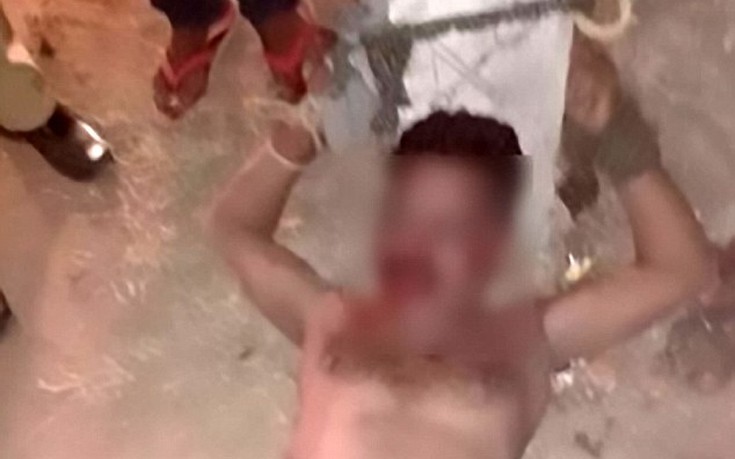 Έγδυσαν και βασάνισαν άνδρα στη μέση του δρόμου στην Ινδία (φωτό)