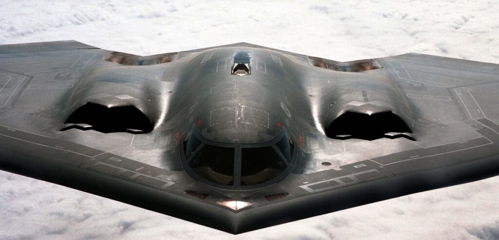 «Πάνω» από το «Ναύαρχος Κουζνέτσοφ» πέταξαν τα δύο αμερικανικά stealth B-2A που βομβάρδισαν στη Λιβύη