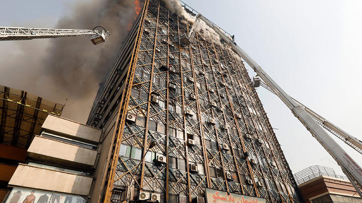 Τεχεράνη: Δείτε την  συγκλονιστική στιγμή της κατάρρευσης πολυώροφου κτιρίου – 20 νεκροί