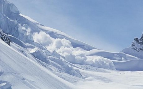 Η χιονοστιβάδα μετατόπισε κατά 10 μέτρα το ξενοδοχείο στην Πεσκάρα (φωτό, βίντεο)