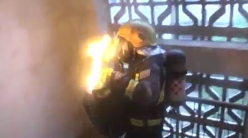 Η φοβερή αυταπάρνηση Κινέζου πυροσβέστη – Μετέφερε 5 ορόφους φλεγόμενη μπουκάλα υγραερίου (βίντεο)