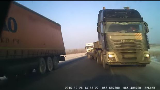 Αυτό θα πει τύχη «βουνό»! Είδε να έρχεται καταπάνω του μια νταλίκα Iveco και … (βίντεο)