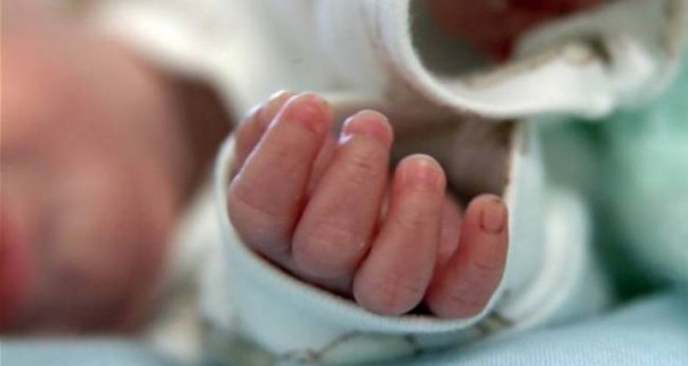 Δεν το χωράει το μυαλό: Χτύπησε τη γυναίκα του με αποτέλεσμα να τραυματίσει θανάσιμα το μωρό τους που κρατούσε στην αγκαλιά της!