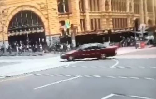 Mακελειό Μελβούρνης: Oι γιατροί δίνουν μάχη για να κρατήσουν στη ζωή βρέφος τριών μηνών