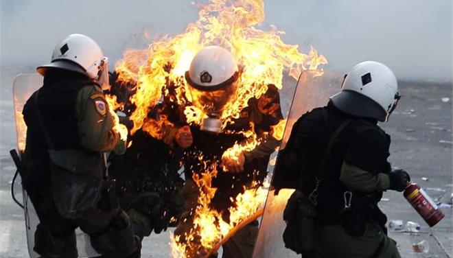 Εξάρχεια: Επίθεση με βόμβες μολότοφ σε διμοιρία των ΜΑΤ