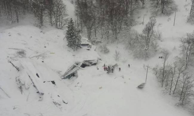 Ιταλία: Μιάμιση ημέρα μετά την καταστροφική χιονοστιβάδα οι ελπίδες σβήνουν (φωτό)