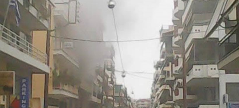 Φωτιά σε πολυκατοικία στη Λαμία (φωτό)