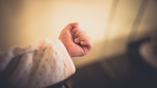 Κρήτη: «Ήταν ένας άνθρωπος που ήθελε πάντα παιδί,το μωρό ήταν σε λάθος σημείο, την λάθος στιγμή» λέει η αδερφή της μητέρας!