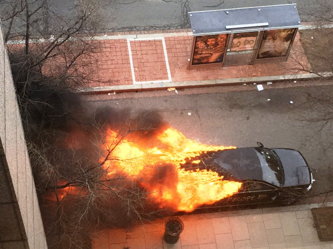 Ουάσιγκτον: Διαδηλωτές έκαψαν λιμουζίνα έξω από τα γραφεία εφημερίδας