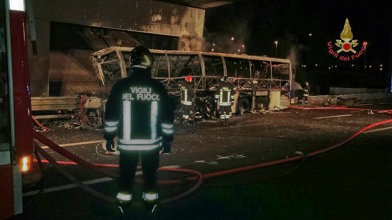 Καθηγητής προσπάθησε να σώσει μαθητές από το φλεγόμενο λεωφορείο (φωτό, βίντεο)