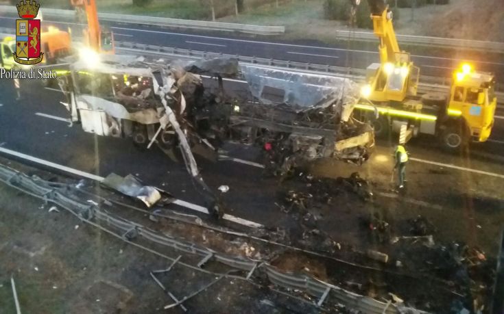 Ιταλία: Νεκροί δεκαέξι μαθητές στο τροχαίο δυστύχημα (φωτό)