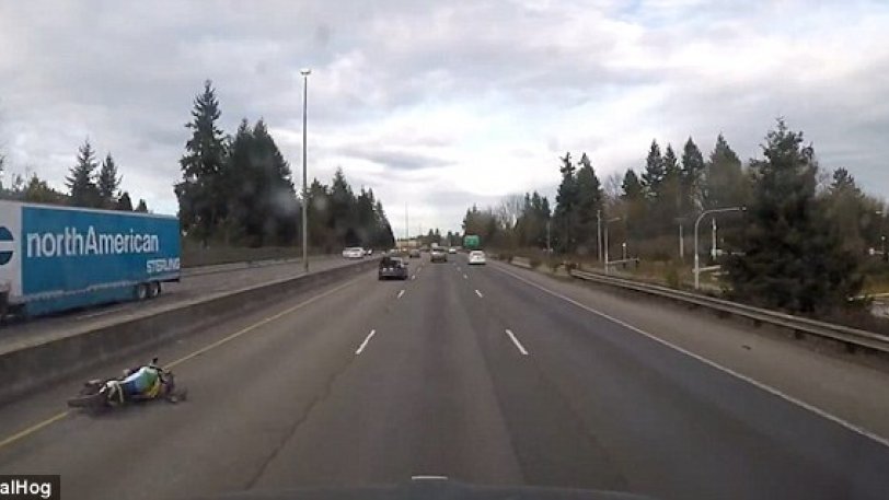 ΗΠΑ: Μοτοσικλετιστής τράκαρε με αυτοκίνητο και κόλλησε εν κινήσει στο παρμπρίζ (βίντεο)