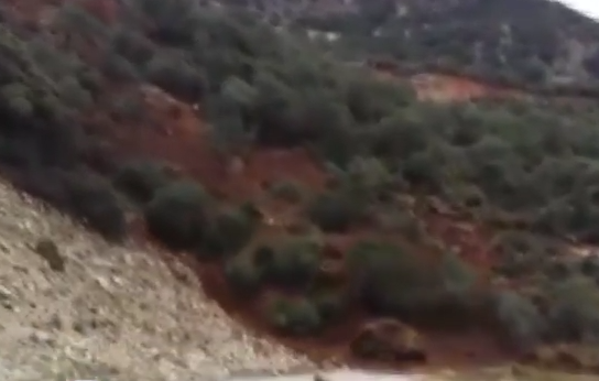 Κατολίσθηση σε χωρίο της Πάτρας διέκοψε την κυκλοφορία (βίντεο)