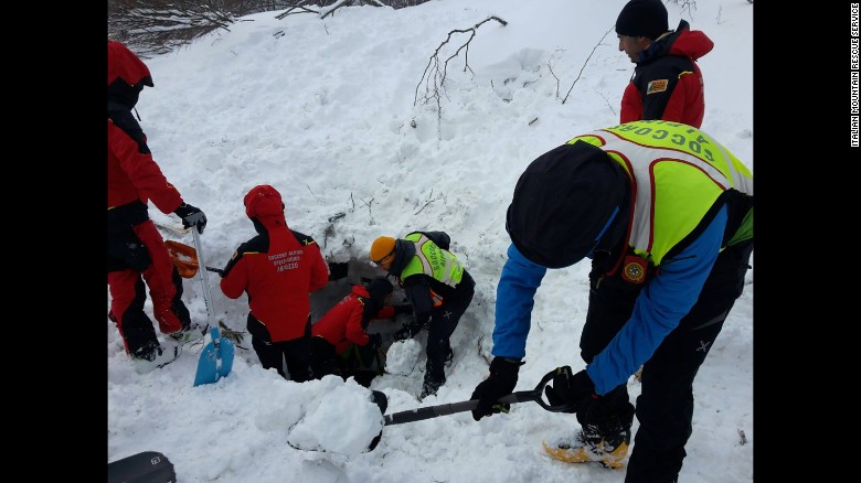 Ιταλία: Οι διασώστες πιστεύουν ότι υπάρχουν και άλλοι επιζώντες θαμμένοι κάτω από το χιόνι