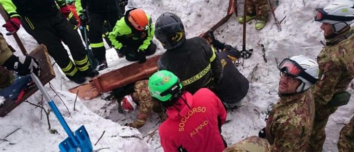 Ιταλία: Mειώνονται οι ελπίδες για επιζώντες στα ερείπια του Rigopiano
