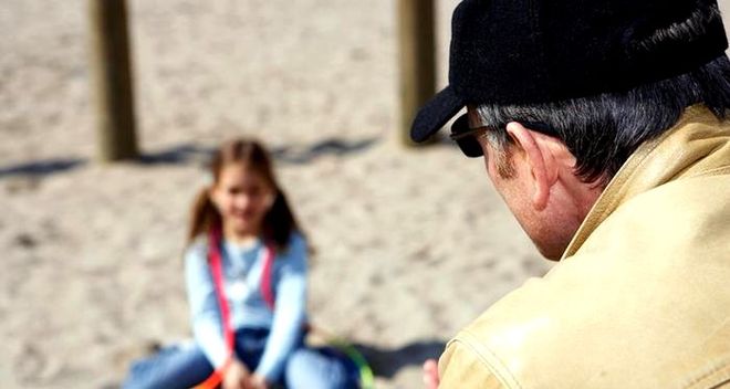 Ουαλία: Αποτροπιασμός για τη μάνα-τέρας που έπεισε επί πληρωμή παιδόφιλο να βιάσει την 7χρονη κορούλα της