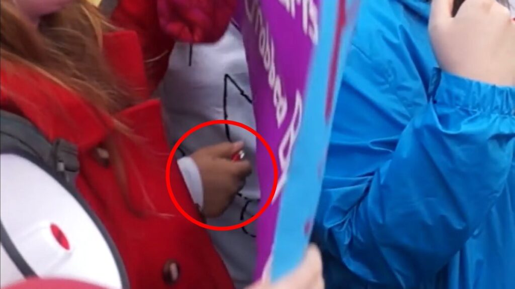 Απίστευτος ο φασισμός των οπαδών των «Δημοκρατικών» – Βάζουν φωτιά στα μαλλιά υποστηρίκτριας του Ν.Τραμπ (βίντεο, εικόνες)