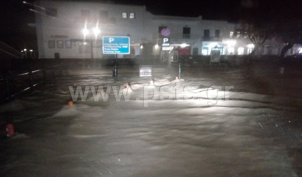 Πάρος: Έχει «βουλιάξει» από την καταρρακτώδη βροχή που πέφτει από τις 20.00