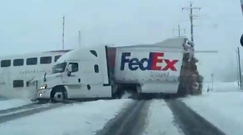 ΗΠΑ: Τρένο κόβει στη μέση νταλίκα σαν να ήταν χάρτινη (βίντεο)