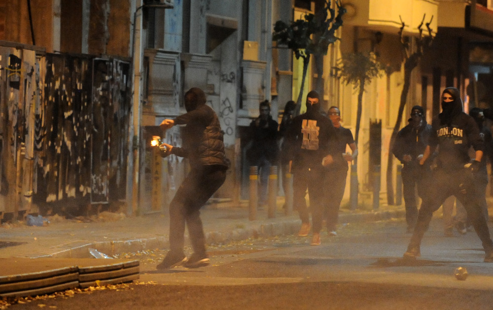 Νέα επίθεση σε διμοιρία των ΜΑΤ από κουκουλοφόρους στην οδό Τοσίτσα