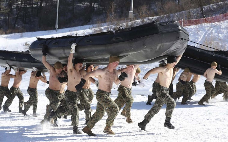 Σκληρές στρατιωτικές ασκήσεις για Αμερικανούς και Νοτιοκορεάτες πεζοναύτες με θερμοκρασίες υπό του μηδενός (φωτό)