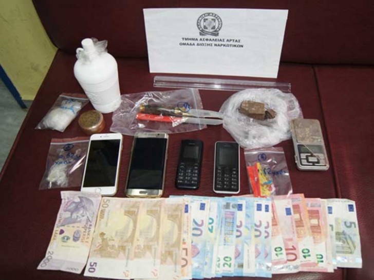 Άρτα: Έκρυβαν την ηρωίνη μέσα στους θάμνους