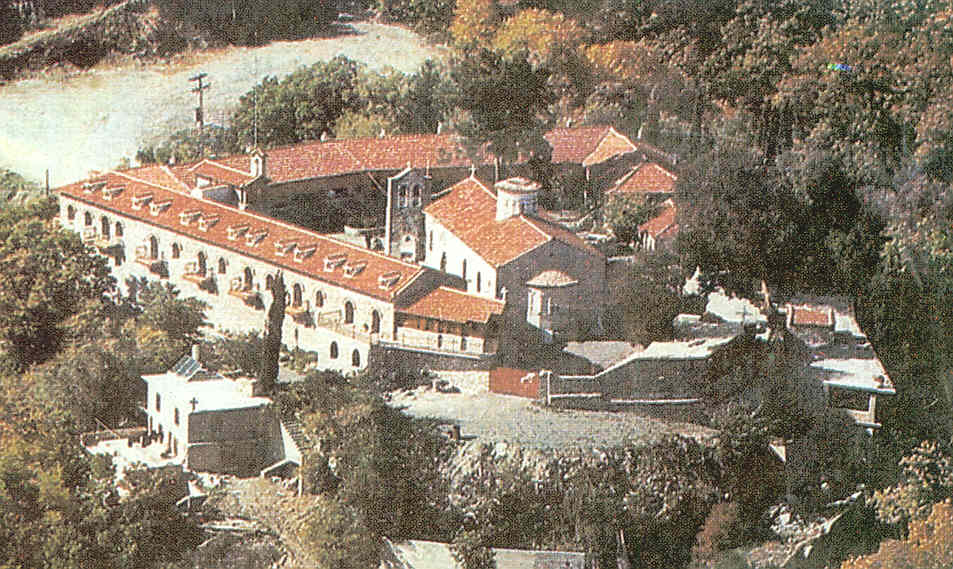 Σε ύφεση βρίσκεται η φωτιά στην ιερά μονή Βαρνάκοβας