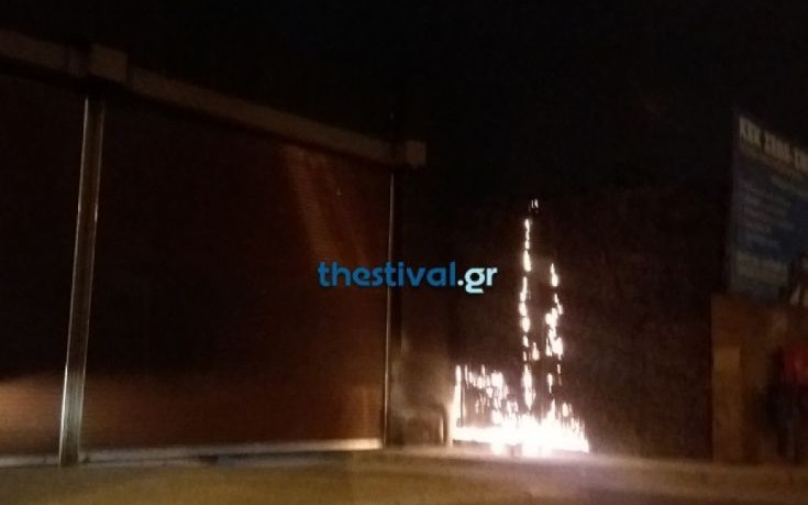 Θεσσαλονίκη: «Βροχή» από μολότοφ στο κέντρο της πόλης από κουκουλοφόρους