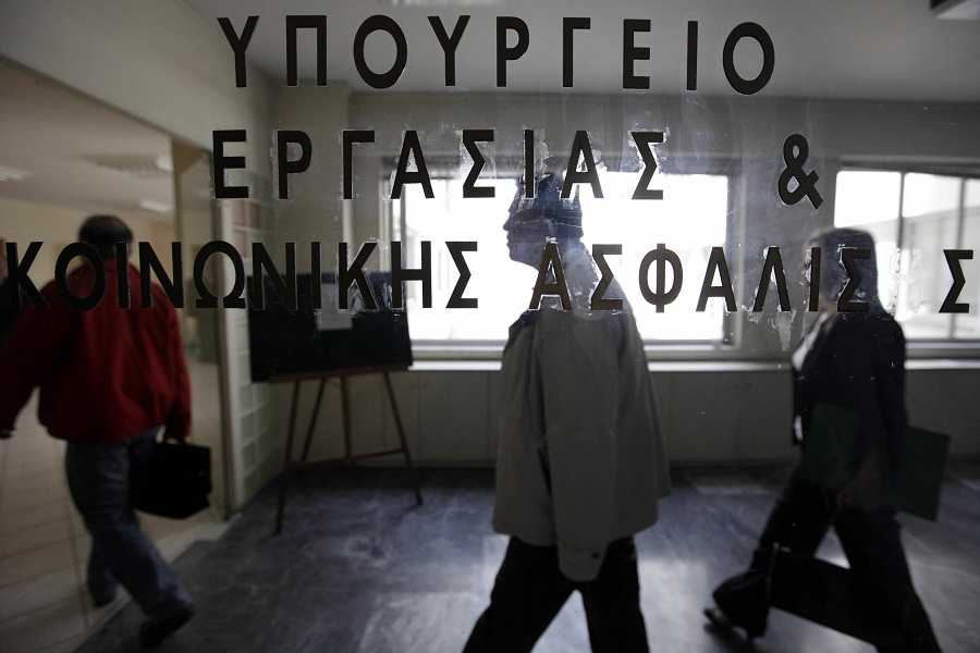 Η εισβολή του «Ρουβίκωνα» στο υπουργείο Εργασίας (βίντεο)