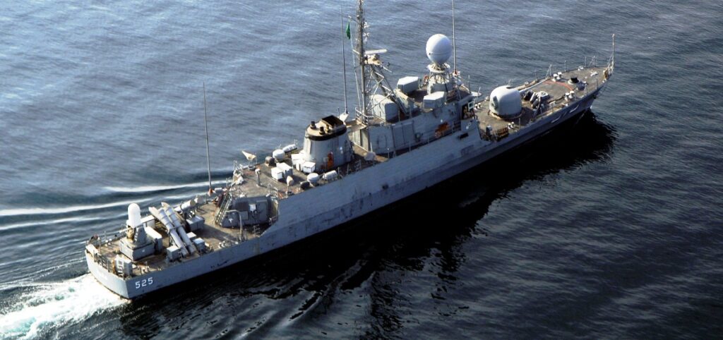 Βίντεο: Σαουδαραβική φρεγάτα δέχεται πλήγμα από anti-ship βλήμα των Χούτι και τινάζεται στον αέρα!