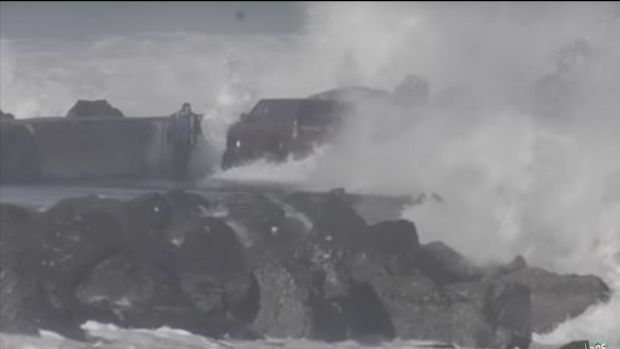 ΗΠΑ: Παράτολμος ή άμυαλος; Πήγε με το αγροτικό να τα βάλει με τον μανιασμένο Ειρηνικό (βίντεο)