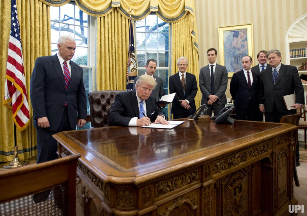 Κύμα ψευδών ειδήσεων για βίζα ΗΠΑ: Ο Ντ.Τραμπ απλά υπέγραψε το ίδιο κείμενο που είχε υπογράψει ο Ομπάμα το 2013!