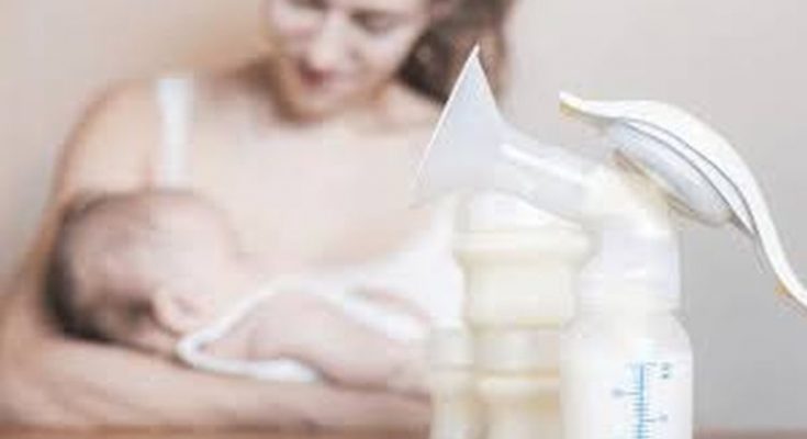 Γερμανία: Καταγγελία 33χρονης ότι την ανάγκασε η αστυνομία να αποδείξει ότι θηλάζει