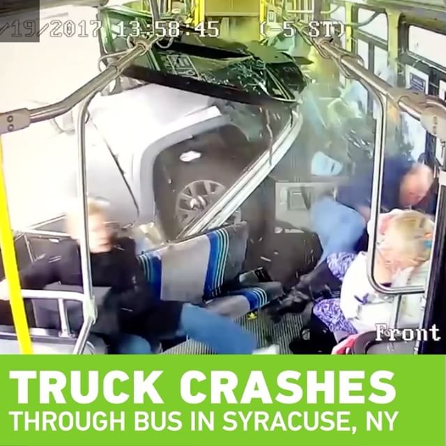 Σοκαριστικό βίντεο: Η στιγμή που αγροτικό αυτοκίνητο «εισβάλλει» μέσα σε λεωφορείο