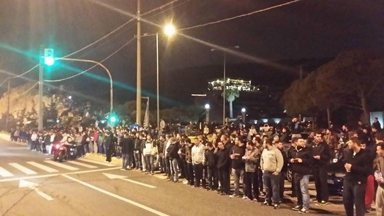 Βάρκιζα: Επέμβαση των ΜΑΤ σε κόντρες – Σοβαρά επεισόδια ανάμεσα στην Αστυνομία και τους συγκεντρωμένους