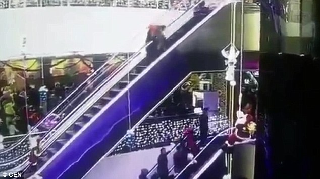 Βίντεο που σοκάρει: Η βουτιά θανάτου ενός μικρού παιδιού όταν η μητέρα του το έχασε από τα χέρια της