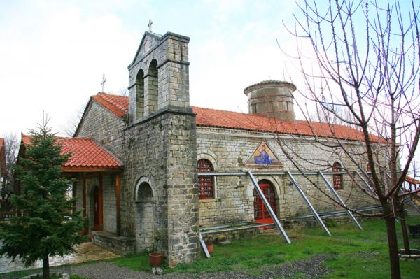 Καρέ- καρέ η μεγάλη φωτιά που προκάλεσε τεράστια καταστροφή στην ιστορική Μονή Βαρνάκοβας (βίντεο)