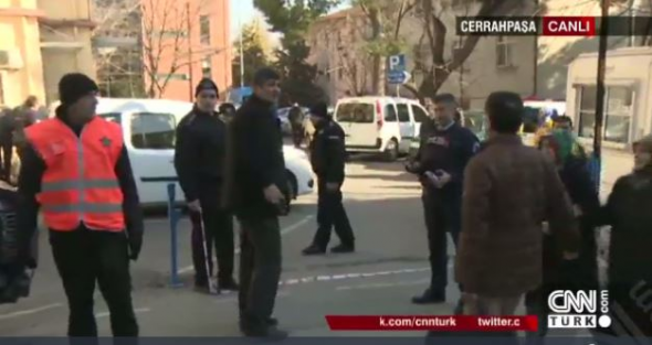 Κωνσταντινούπολη: Απειλεί να αυτοκτονήσει ο ένοπλος στο νοσοκομείο (φωτό, βίντεο) (upd)