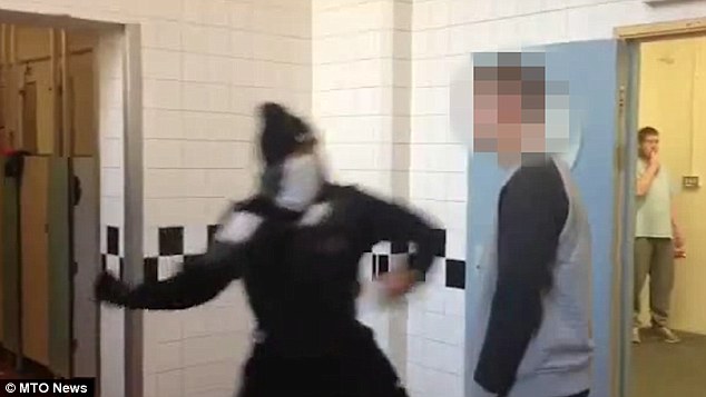 Συγκλονιστικό βίντεο με φρικτά βασανιστήρια σε βρετανική φυλακή